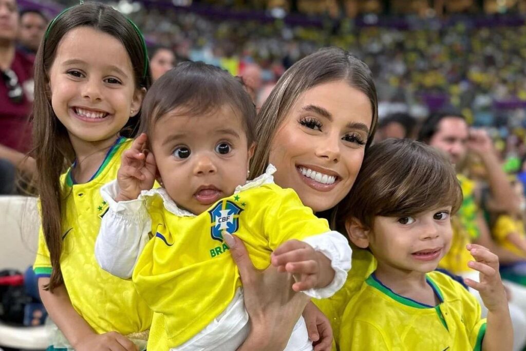 No Catar, mulher do jogador Marquinhos, mostra look dos filhos antes do jogo do Brasil