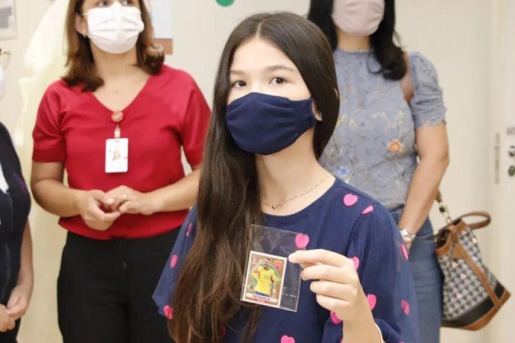 Menina doa figurinha rara da Copa do Mundo para hospital