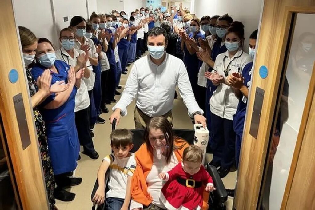 Nicoleta ao lado dos filhos no dia em que saiu do hospital