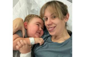 Mãe se assusta quando bebê começa a crescer pelos e ganhar peso