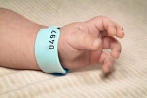 A mãe viveu a alegria do nascimento de um filho e, ao mesmo tempo, a dor pela morte do outro