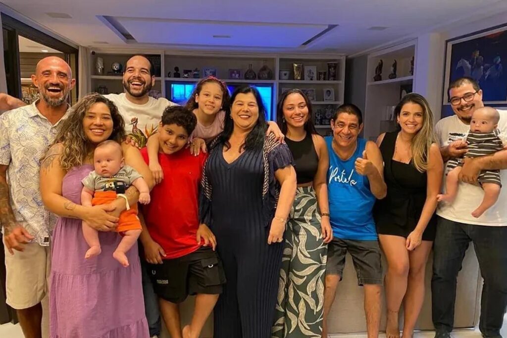 Monica da Silva com a nora Thays Souza, o filho Luizinho e o neto Miguel