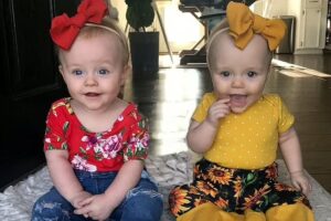 Gêmea salva a irmã dentro do útero