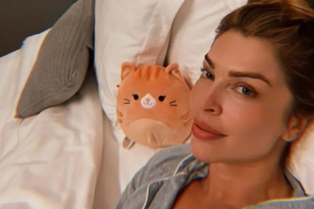 Grazi Massafera mostra como faz para diminuir a saudade da filha durante as gravações de filme