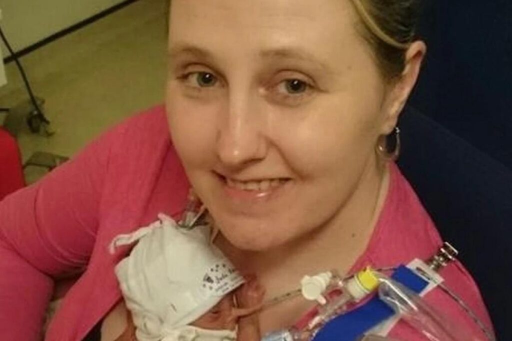 Uma mãe deu à luz com os olhos vendados porque estava convencida de que seu bebê nasceria morto