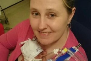 Uma mãe deu à luz com os olhos vendados porque estava convencida de que seu bebê nasceria morto