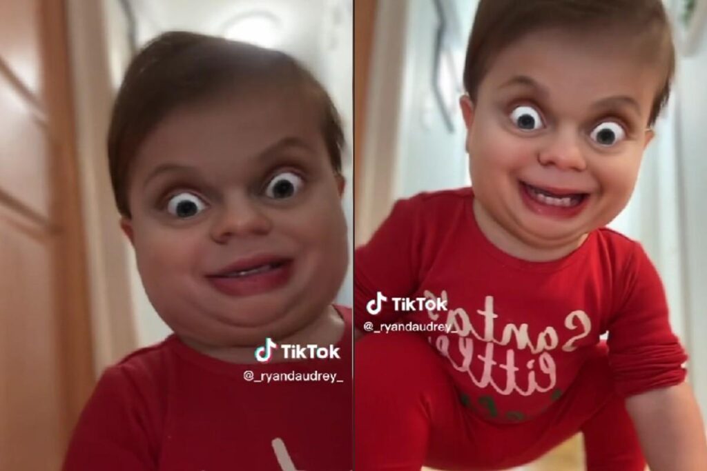 Criança se aproxima do celular e se assusta com a imagem que vê de si mesma