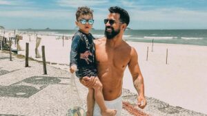 Dennis leva filho pela primeira vez para show e grava cena engraçada nos bastidores: “DJs?”