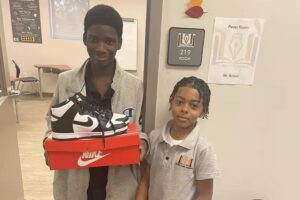Menino de 12 anos compra tênis novo para amigo que sofria bullying por usar sapatos velhos na escola