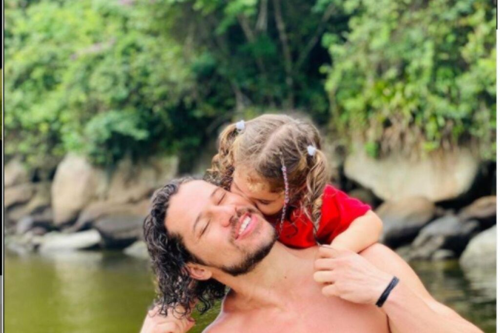 José Loreto mostra rosto da filha em foto rara e prova que ela está cada vez mais parecida com ele