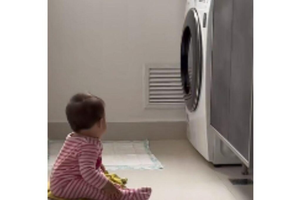 Bebê vendo máquina de lavar