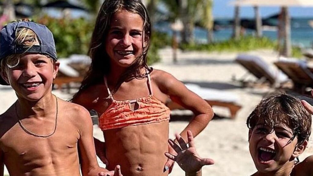 Cantora country posta fotos dos filhos com abdomens trincados e rebate acusações ‘bizarras’ feitas