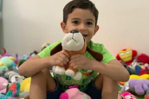 Menino de 4 anos tem coleção de mais de 100 bichos de pelúcia