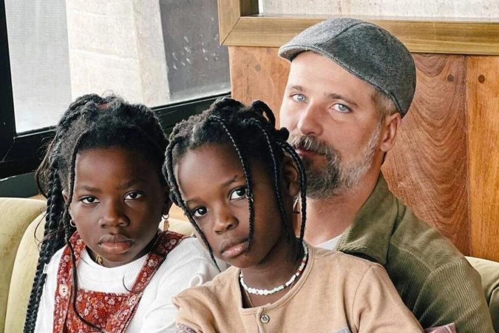 Bruno Gagliasso aparece com Bless e Chissomo raspando seu cabelo: “Ser pai é confiar nos filhos”