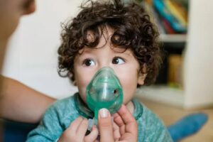 Caso a criança apresente sintomas gripais, é recomendado evitar locais fechados e aglomerações