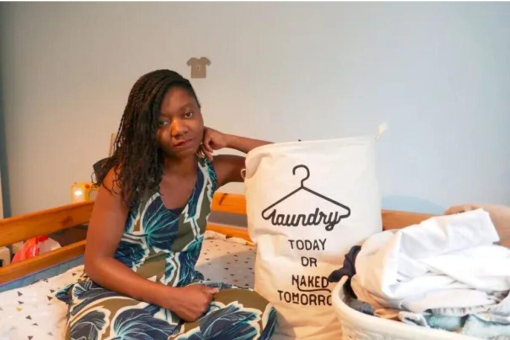 Mãe é chamada de preguiçosa por não lavar roupa nem louça