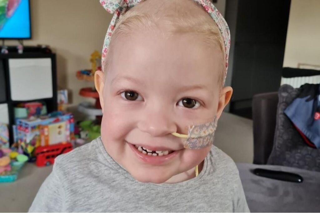 Em carta ao Papai Noel, Macy pede seu cabelo cresça de volta para ficar igual sua mãe