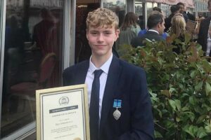 Adolescente faz homenagem a menina de 9 anos que o doou o coração: “Salvou a minha vida”