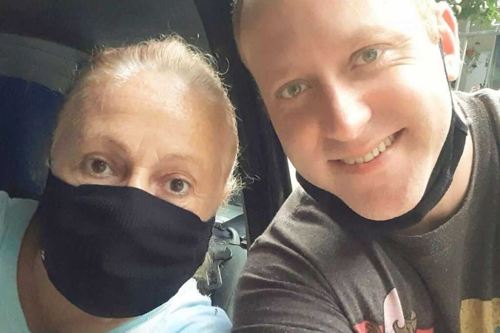 Mãe de Sérgio Hondjakoff fala sobre recuperação do filho em tratamento contra vício em drogas