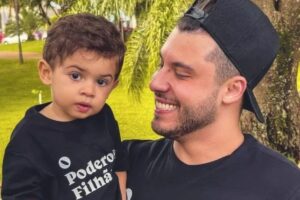 Léo apareceu sorrindo em um novo registro
