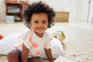 O protetor solar deve ser usado após os 6 meses de idade e de forma rotineira