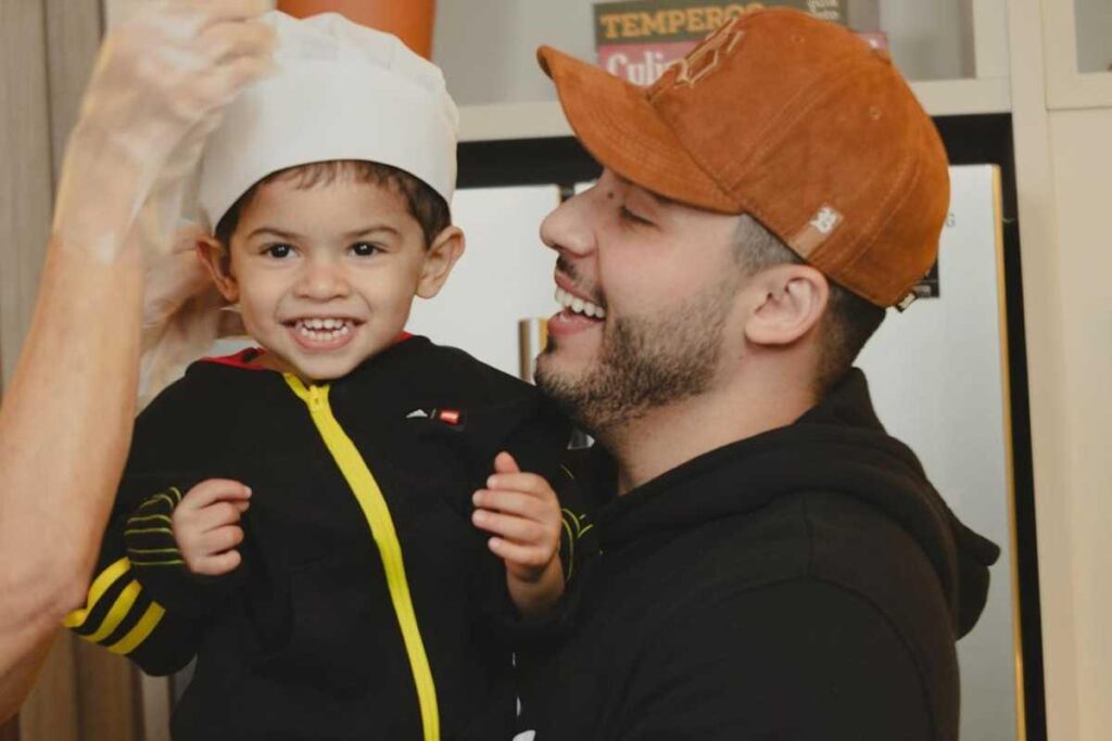 Murilo Huff ao lado de filho e mãe de Marília