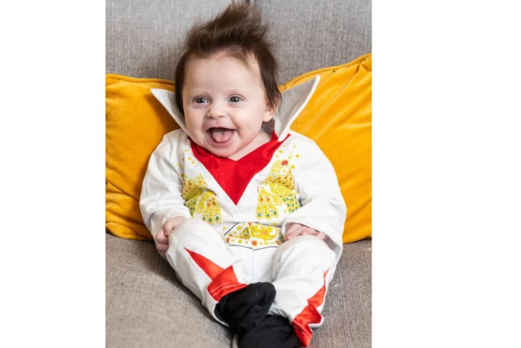 Mãe fantasia a filha  de 4 meses com roupa do  cantor Elvis