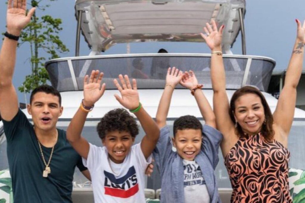 Alex Telles com a esposa grávida