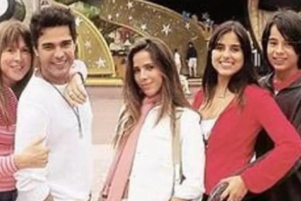 Zilu relembra foto com o ex marido, Zezé Di Camargo, e os filhos na Disney