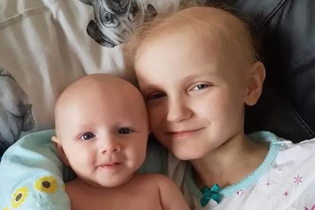 Crystal ao lado de seu irmão mais novo, Kobo