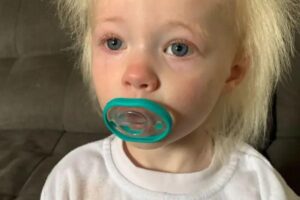 Mãe viraliza ao mostra cabelo da filha