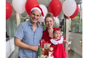 Karin Roepke compartilha fotos do mesversário da filha com decoração natalina