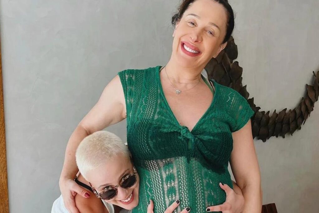 Claudia Raia exibe barriga de grávida na piscina