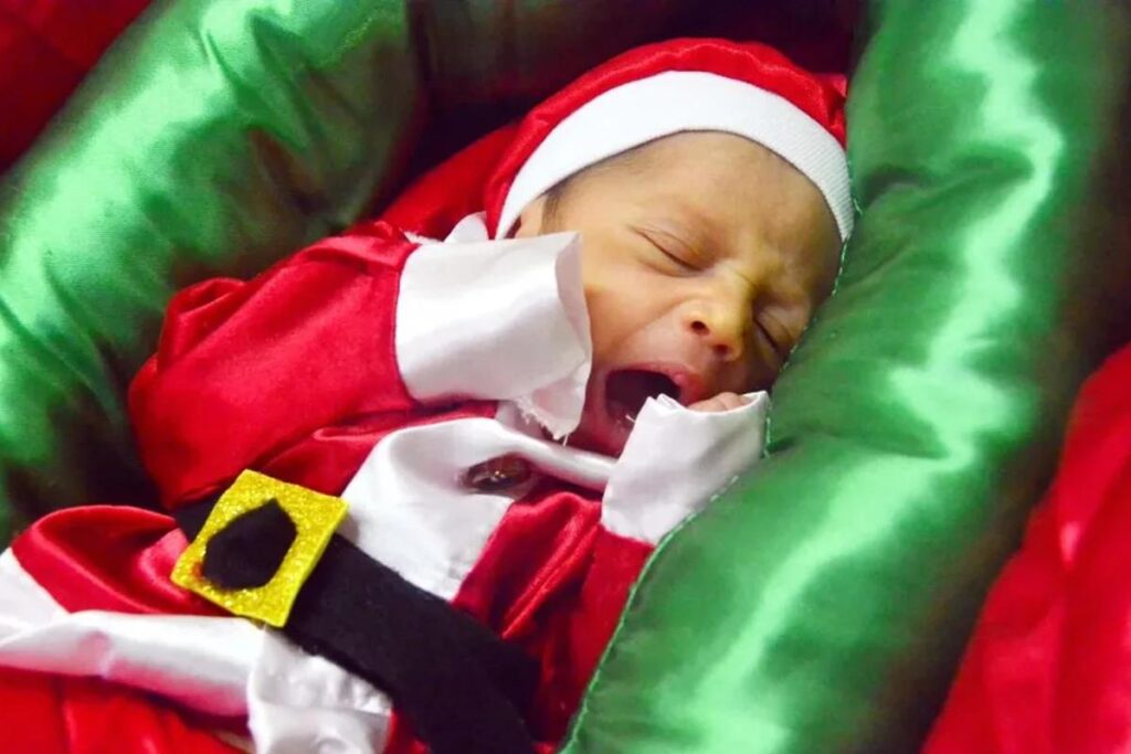 Bebês vestidos de Papai Noel na maternidade