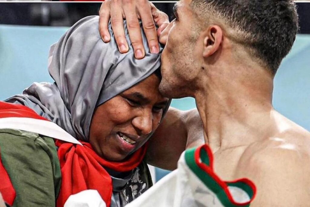 Jogador do Marrocos comemora vitória contra a Bélgica com a mãe na arquibancada