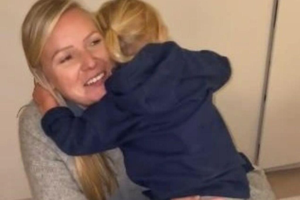 Mãe viraliza ao compartilhar vídeo da filha chorando por não ter rugas