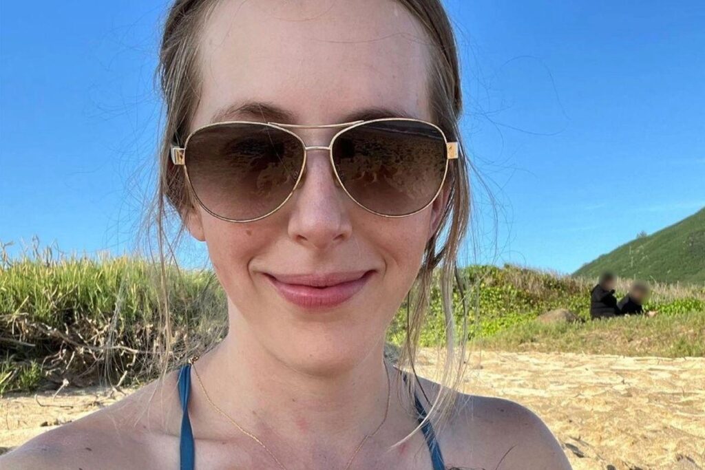 Menino tem cabelo que que parece os Beatles