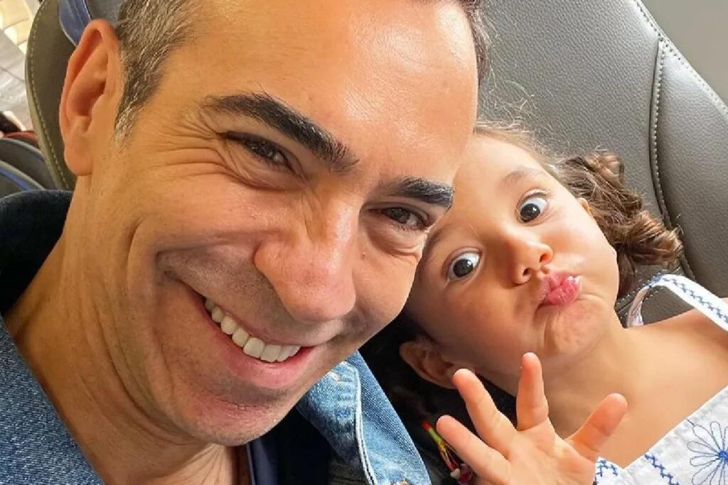 Cesar Tralli posou ao lado da filha Manuela