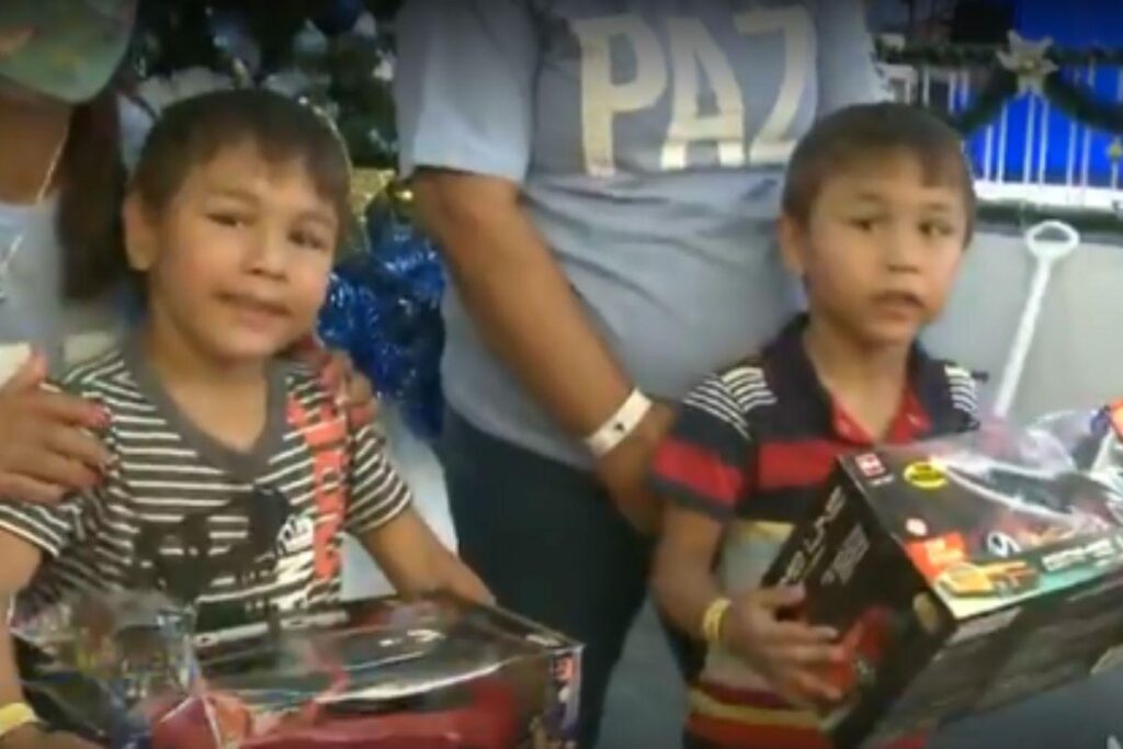 As crianças ficaram felizes com os presentes