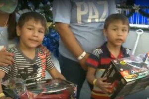 As crianças ficaram felizes com os presentes