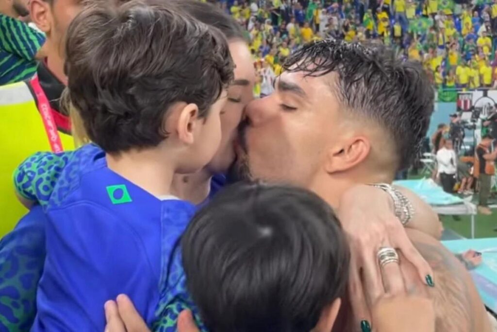 Paquetá tem o nome da mulher na chuteira e costuma receber os filhos no treino sempre que pode