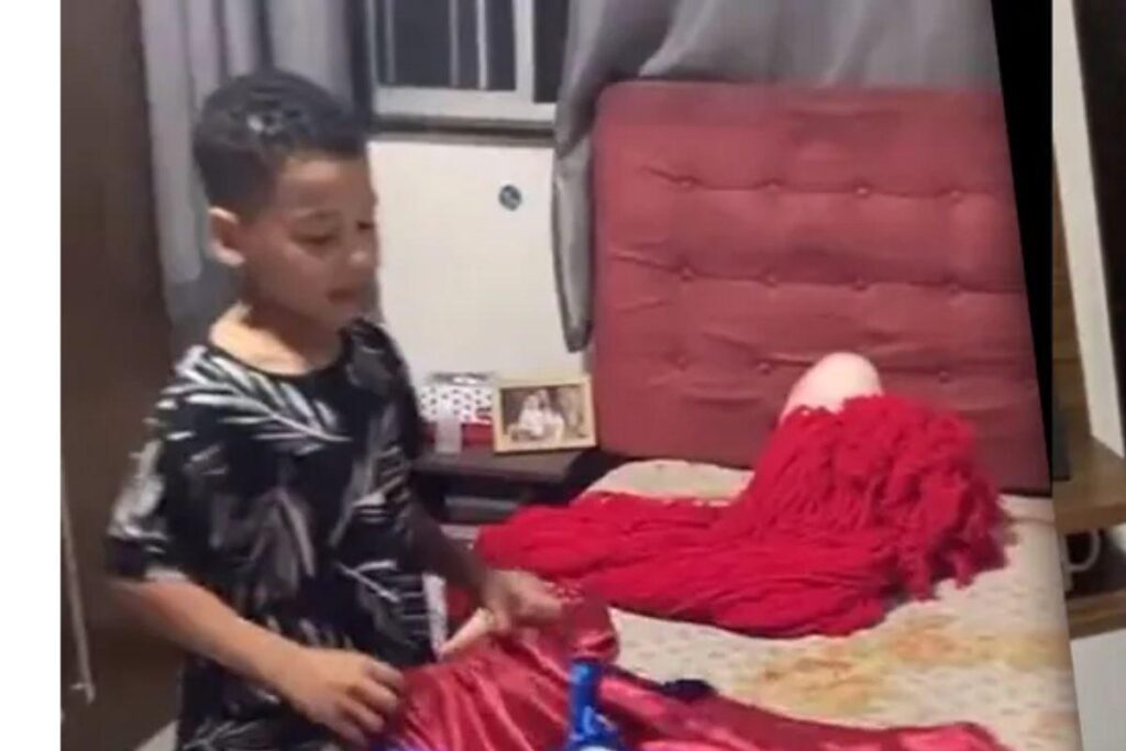 Menino viraliza ao ganhar fantasia do fofão
