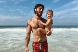 Chay Suede compartilha novas fotos da filha, Maria