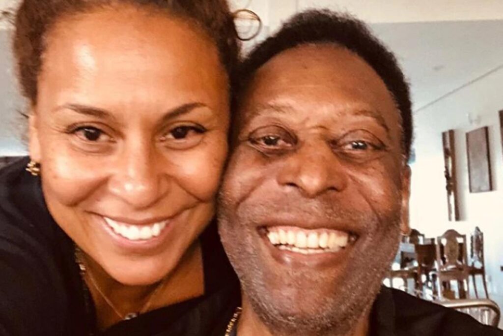 Filha do Pelé volta ao Brasil e aparece junto do pai no hospital