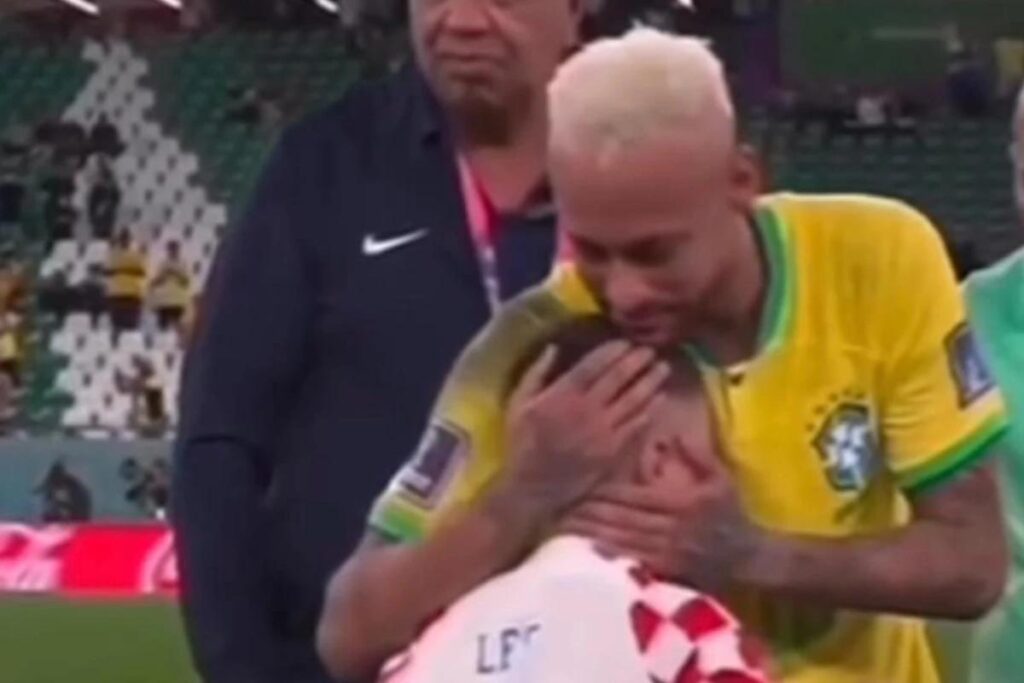 Mesmo triste com a eliminação do Brasil da Copa do Mundo, Neymar abraça torcedor mirim da Croácia