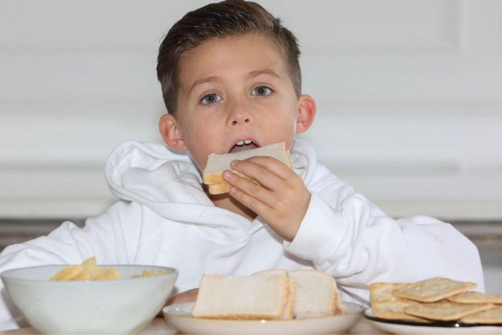 Menino que só comia alimentos bege é curado com hipnose