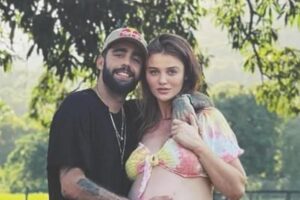 Na reta final da gravidez, Cintia Dicker aparece com barriga enorme ao lado de Pedro Scooby