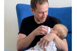 Tiago Leifert e a filha Lua, hoje com 2 anos