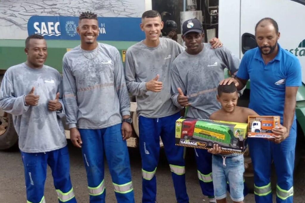 Os funcionários surpreenderam o menino tanto no aniversário quanto na época próxima ao Natal