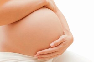 Mulher compra o enxolval inteiro pensando que teria uma menina e descobre que estava grávida de um menino na reta final da gravidez